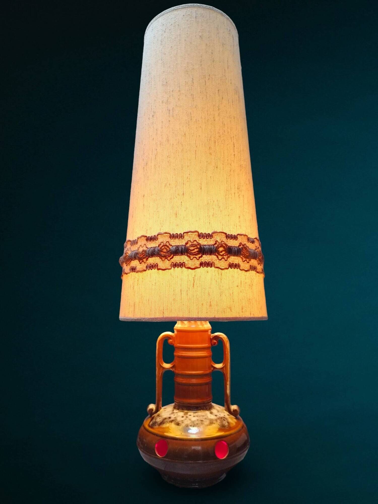 Vintage amphora solar lamp in ceramic with double lighting.