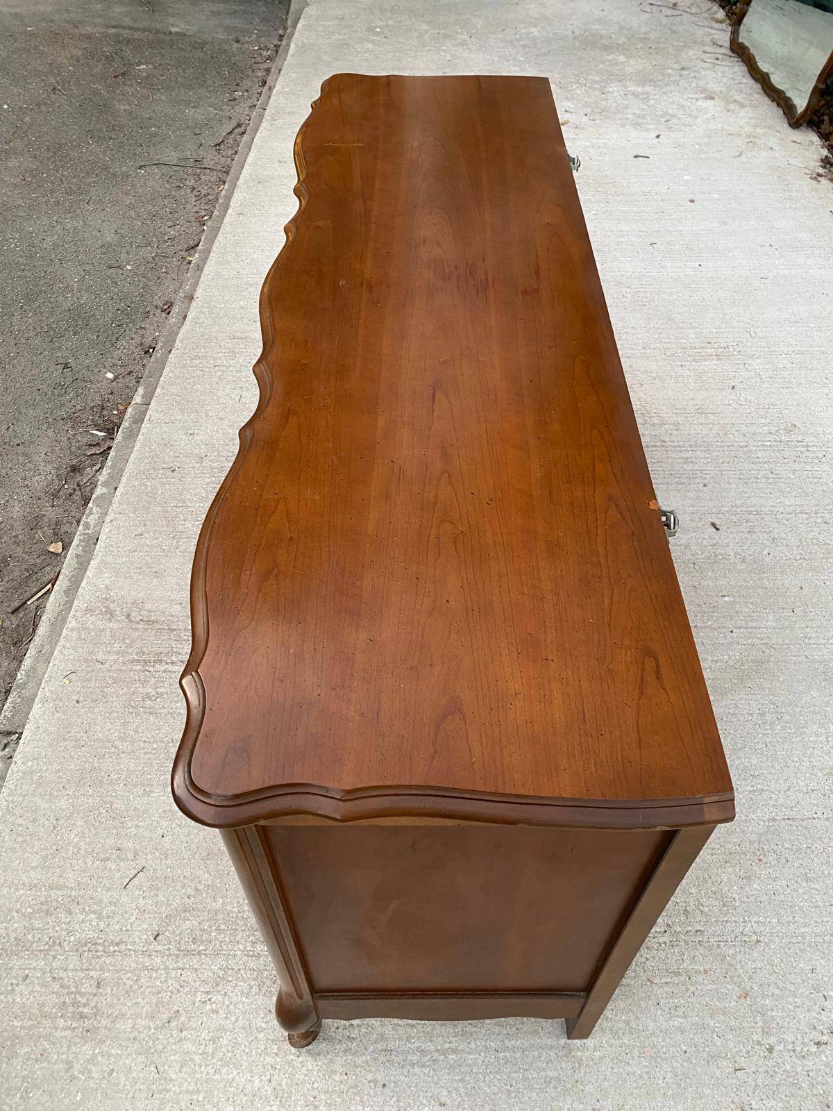 Commode américaine 9 tiroirs Bassett Furniture style Louis XV en bois massif, 1940
