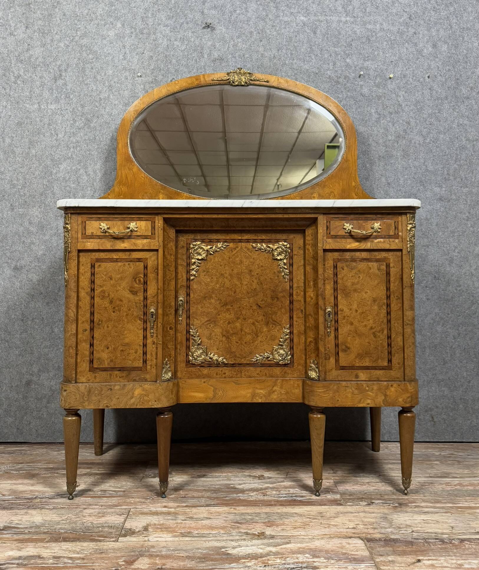 Buffet style Louis XVI en marqueterie vers 1880