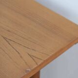 Scandinavian extendable table
