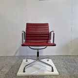 Fauteuil EA 108 de Charles & Ray Eames édition Vitra