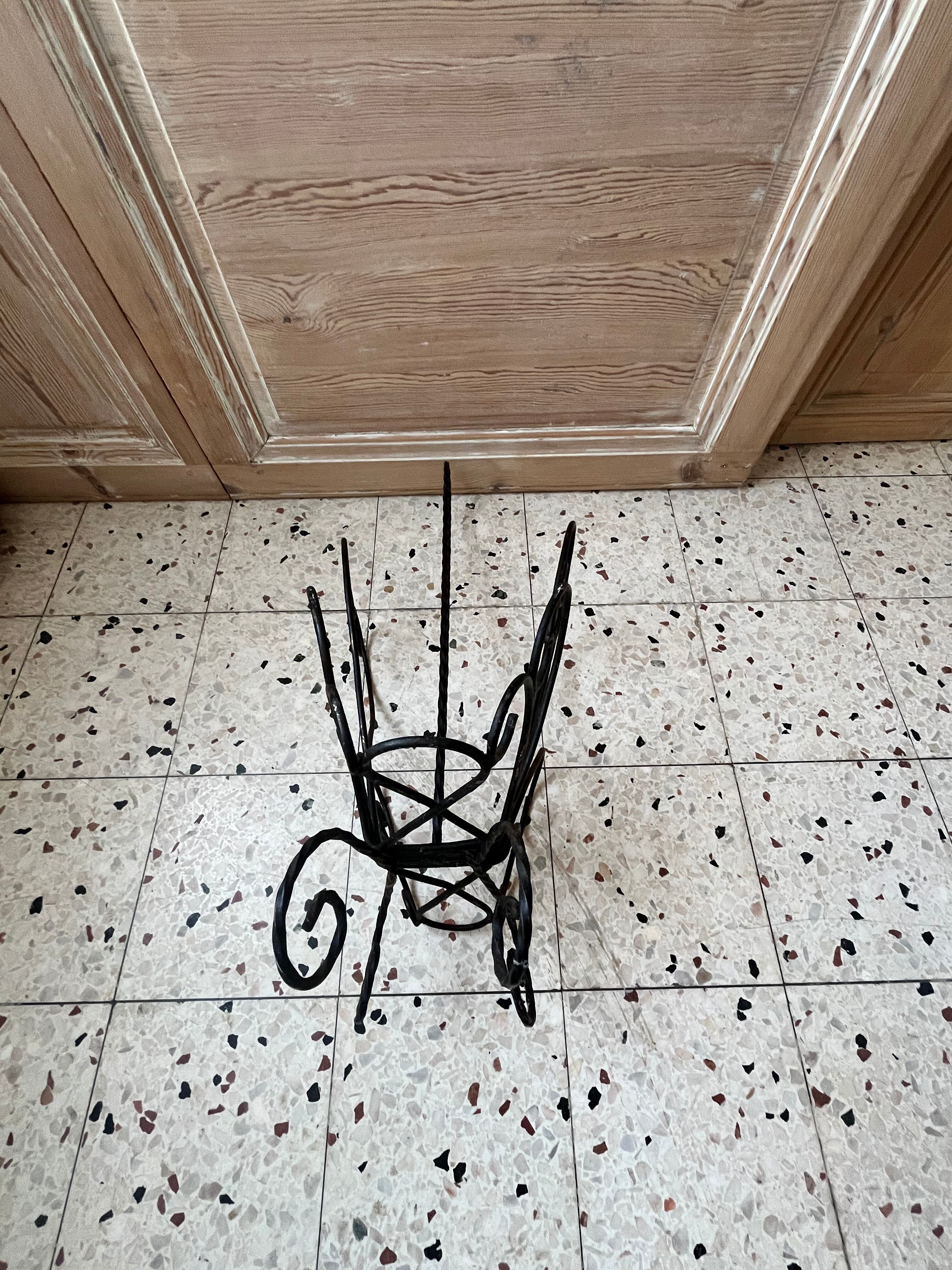 Porte revue en fer forgé