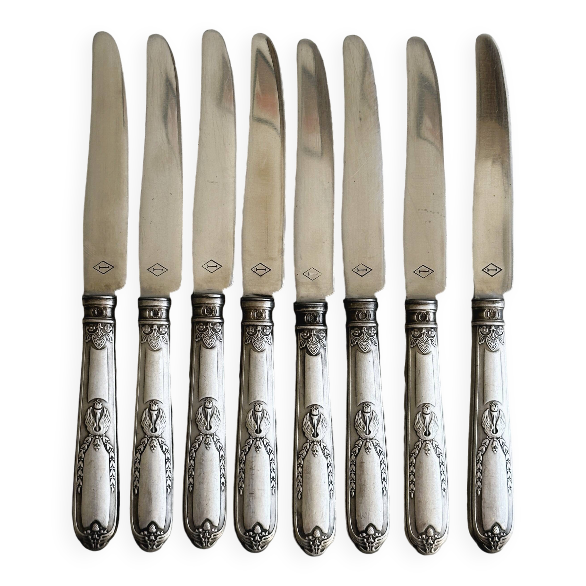 8 silver-plated metal knives, engraved handles with refined details.