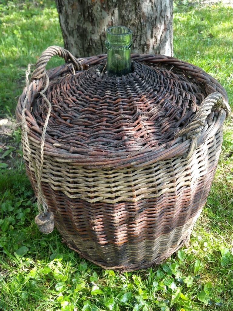 Wicker demijohn
