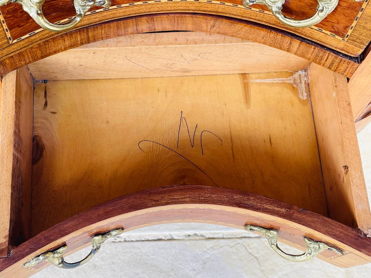 Commode style Louis XV en loupe d'orme et noyer