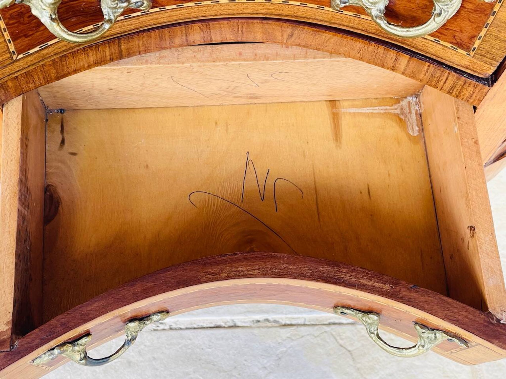 Commode style Louis XV en loupe d'orme et noyer