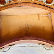 Commode style Louis XV en loupe d'orme et noyer