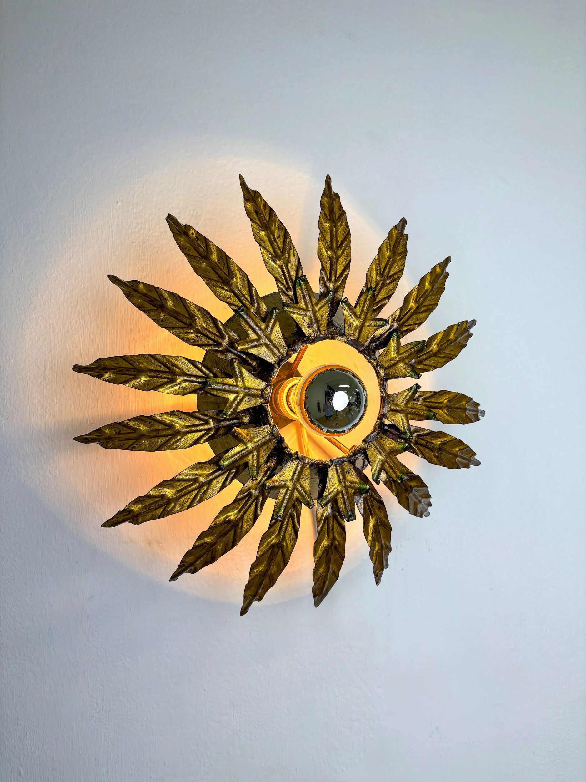 Plafonnier ou applique florale en feuillage en forme de soleil, France, années 1970