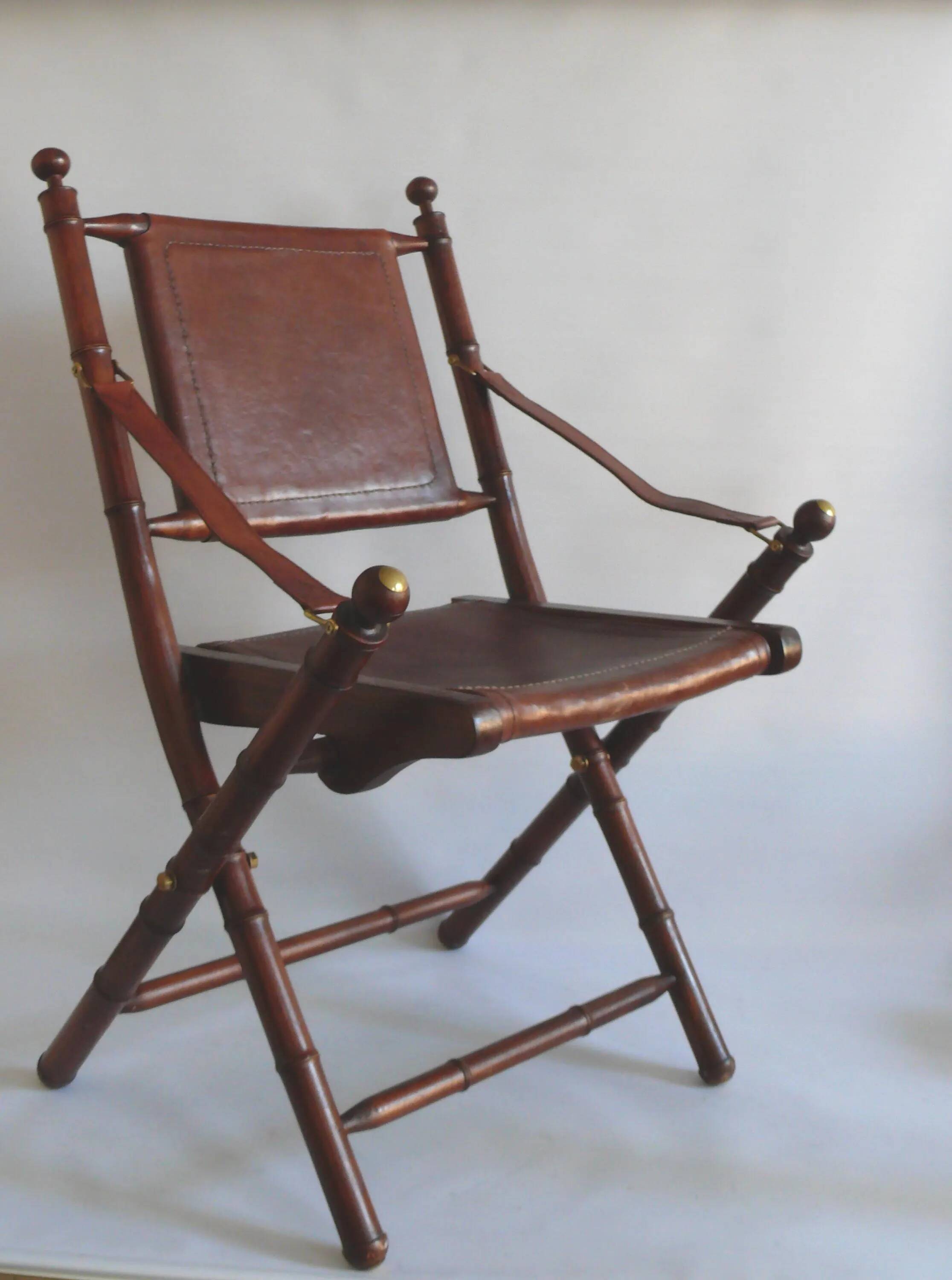 Chaise de campagne, chaise d'officier en teck et bambou, avec assise en cuir cousu et détails en laiton - années 1960