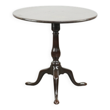 Practical round antique English tilt top table from the 18th century