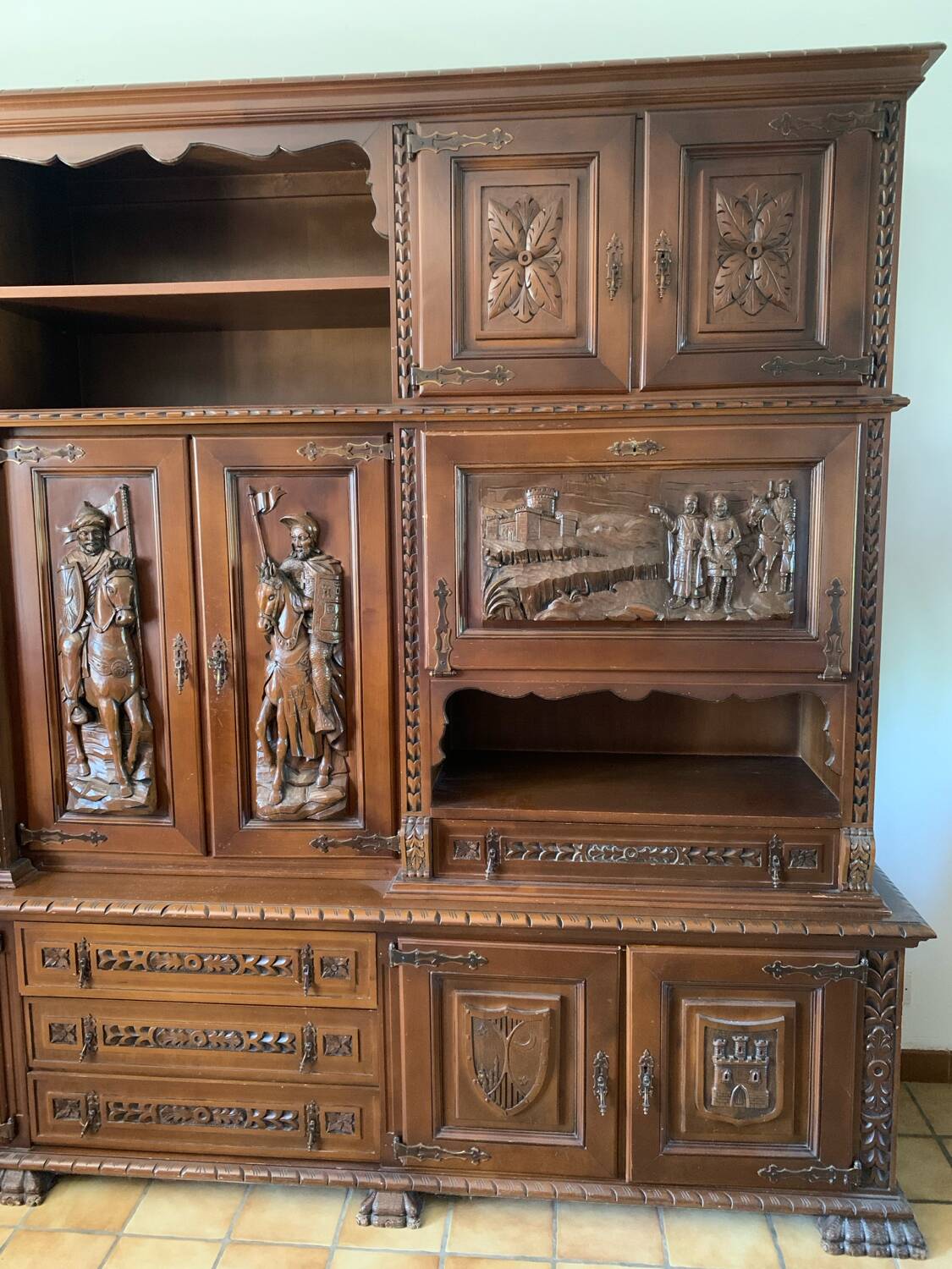 Exceptionnel living sculpté en bois massif – Style Renaissance espagno