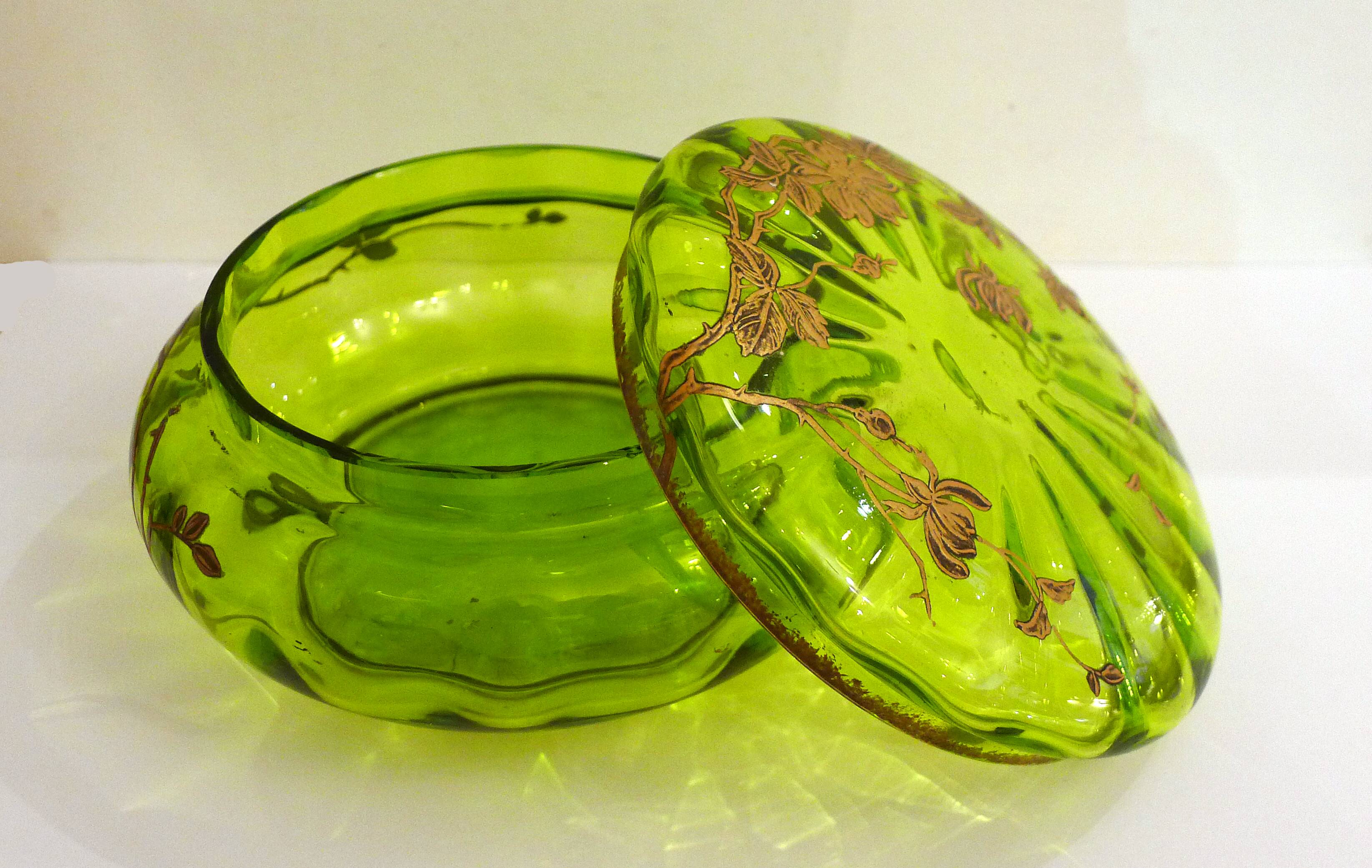 Bonbonnière ancienne en verre vert et fleurs dorées