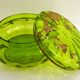 Bonbonnière ancienne en verre vert et fleurs dorées