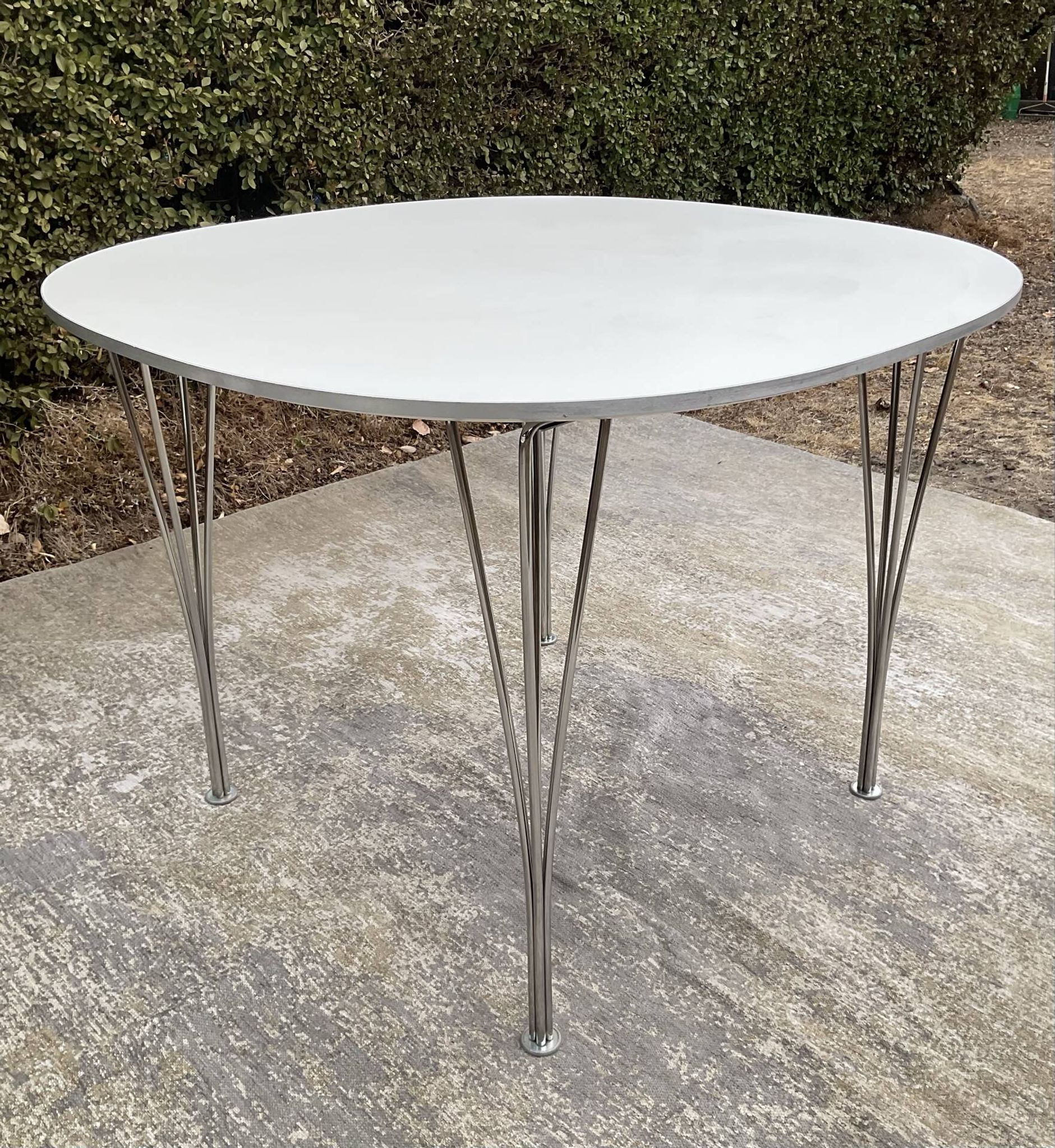 Dining table "Ellipse" by Arne Jacobsen for Fritz Hansen
