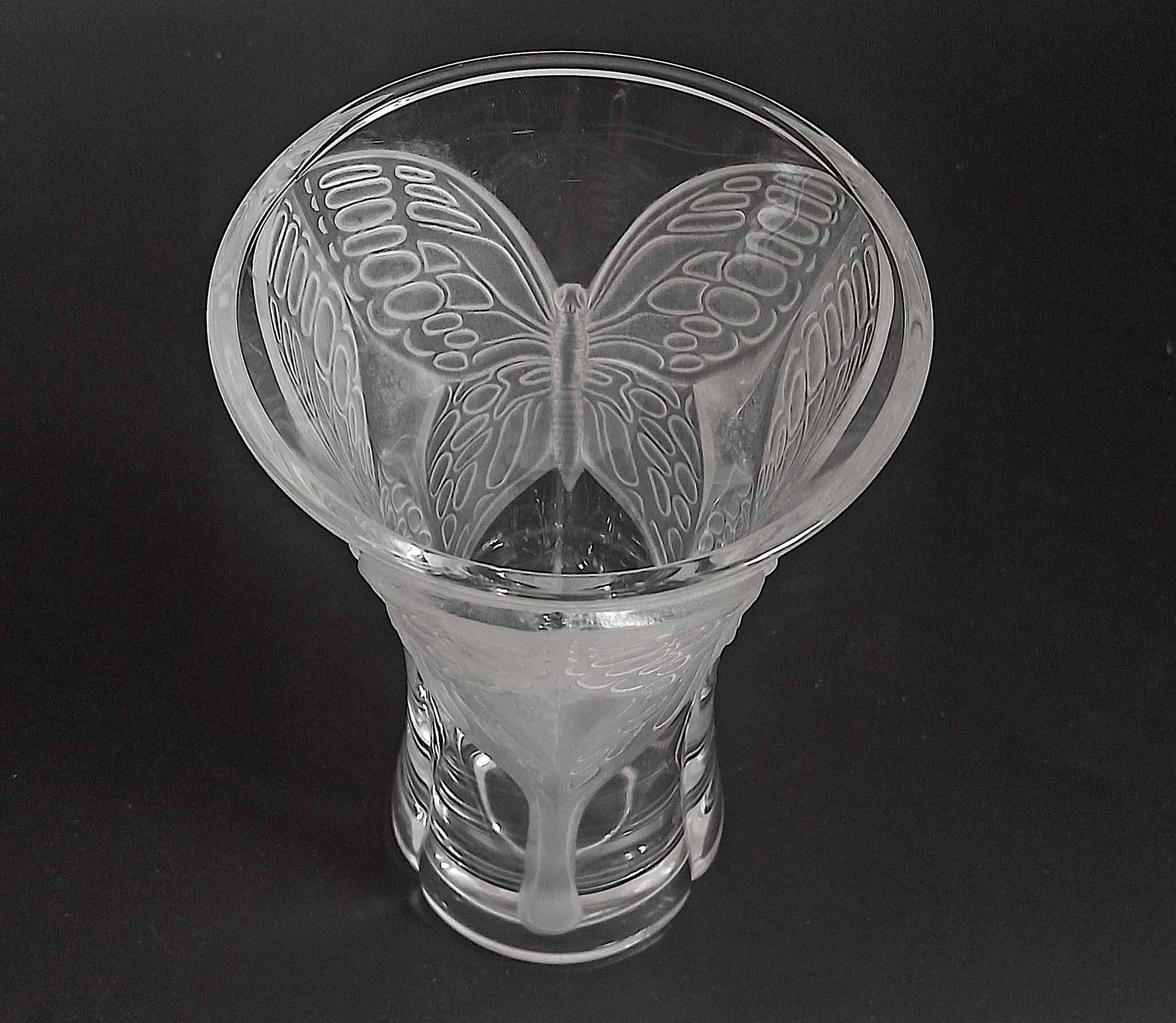 Cristal d'Arques vase with frosted glass butterfly relief Height 20 cm