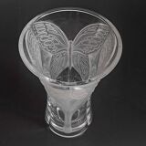 Vase Cristal d'Arques avec papillon relief en verre dépoli  Hauteur 20 cm