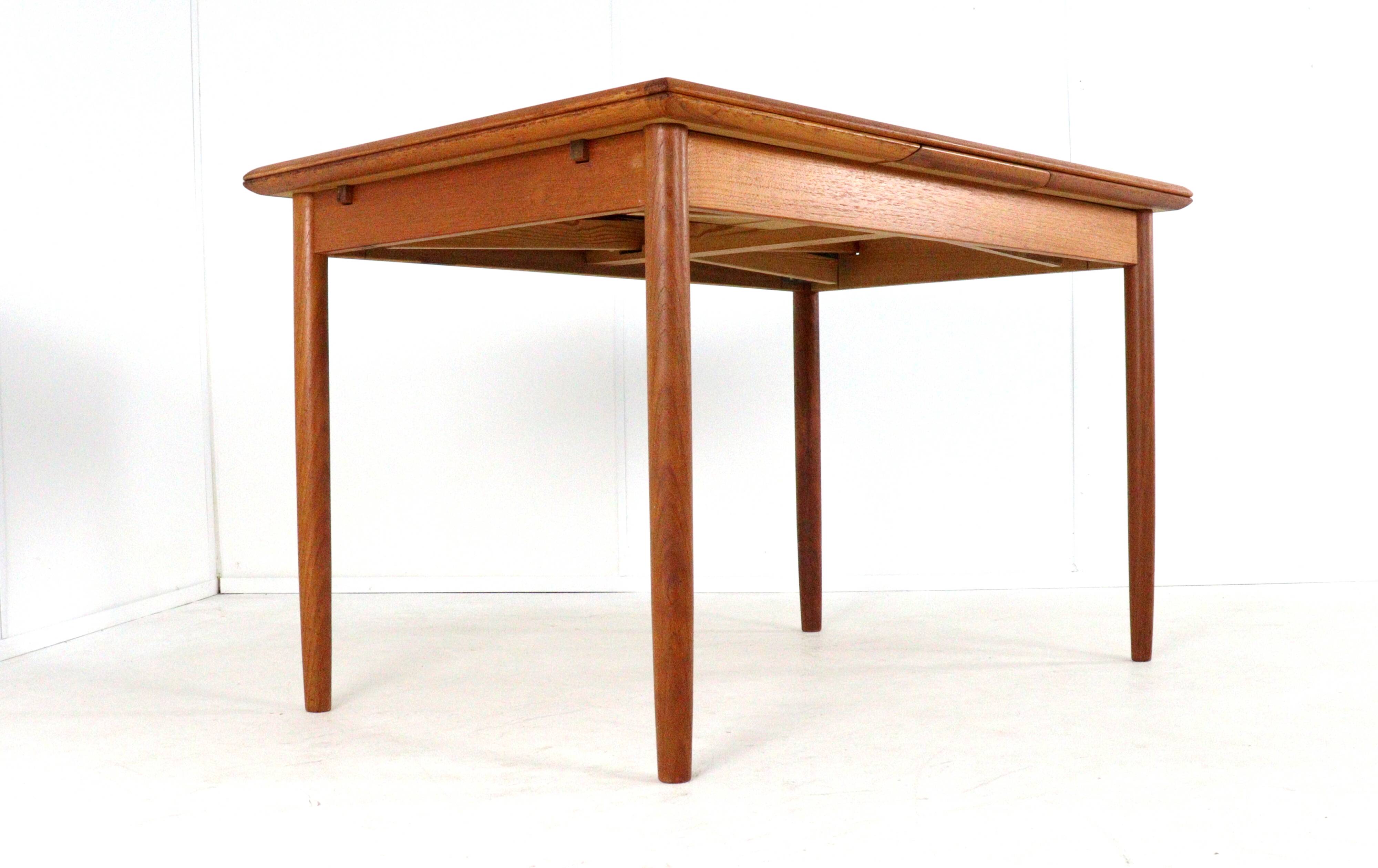 Extendable rectangular dining table "Horsbyg" - Danish design in teak