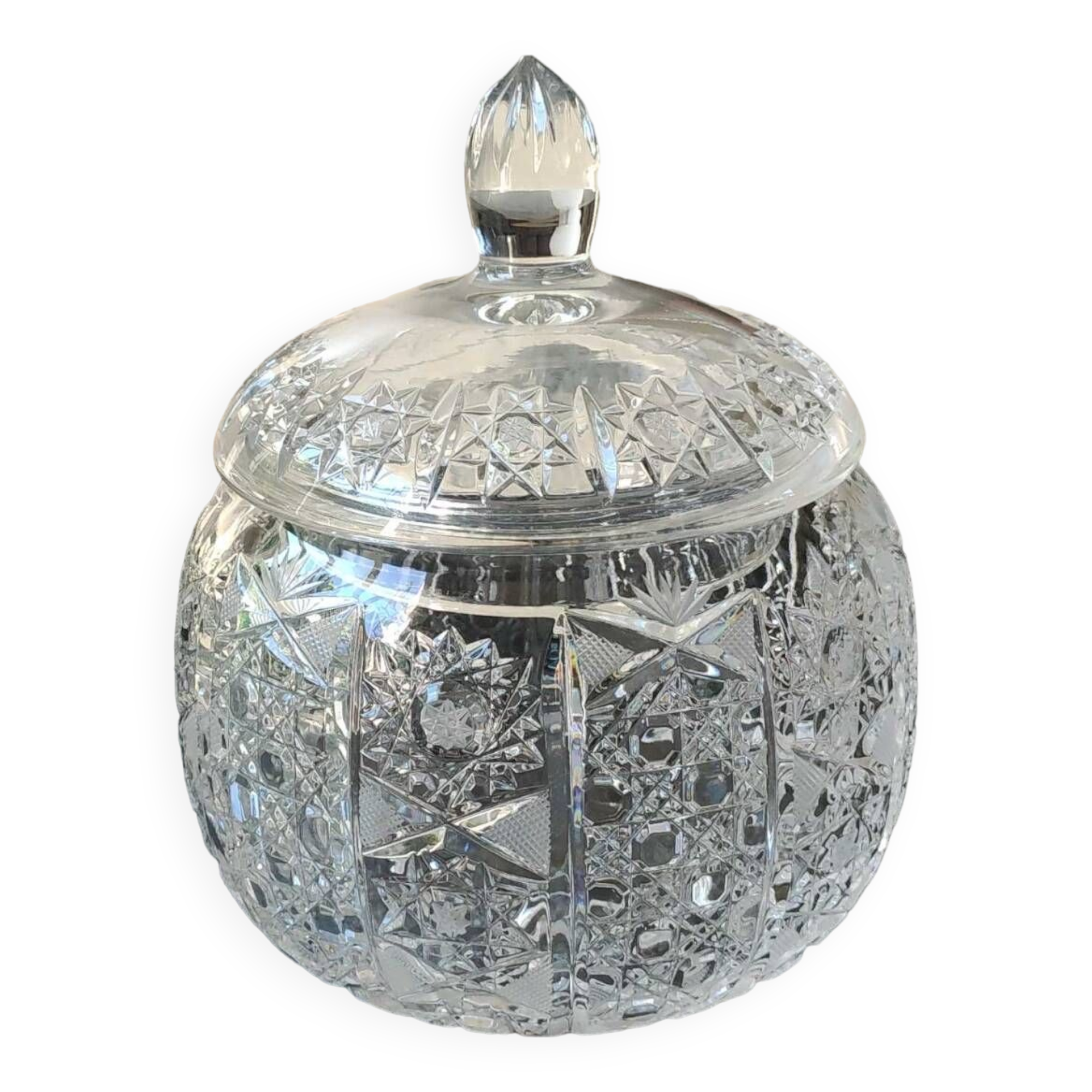 Vintage candy box/Drageoir in finely cut Bohemian crystal. Sophisticated star/brass patterns. Size 20 x 16 cm