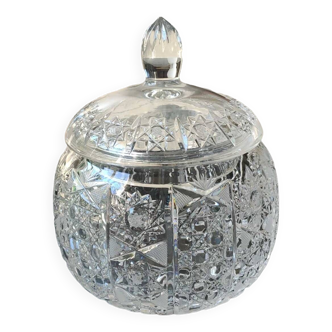 Vintage candy box/Drageoir in finely cut Bohemian crystal. Sophisticated star/brass patterns. Size 20 x 16 cm