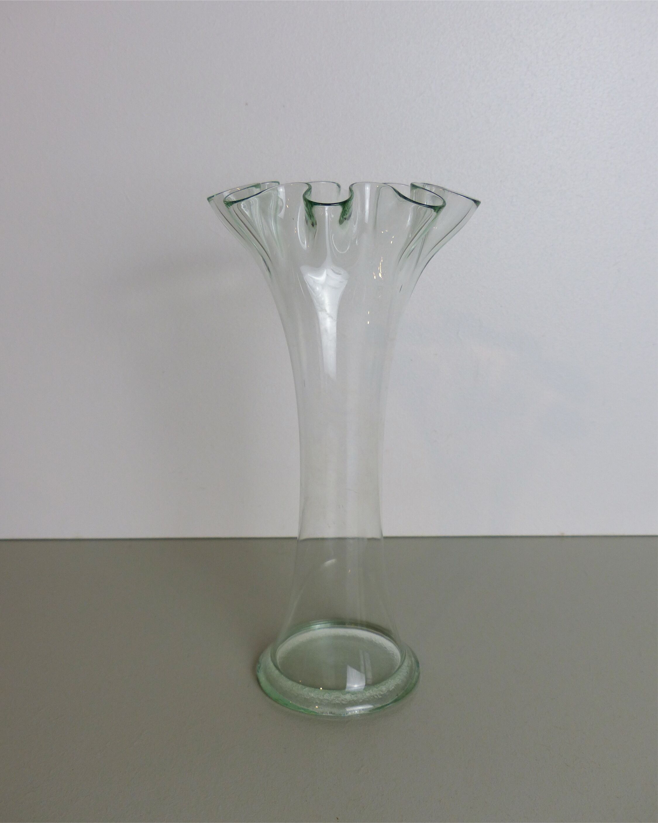 Tulip vase in transparent glass