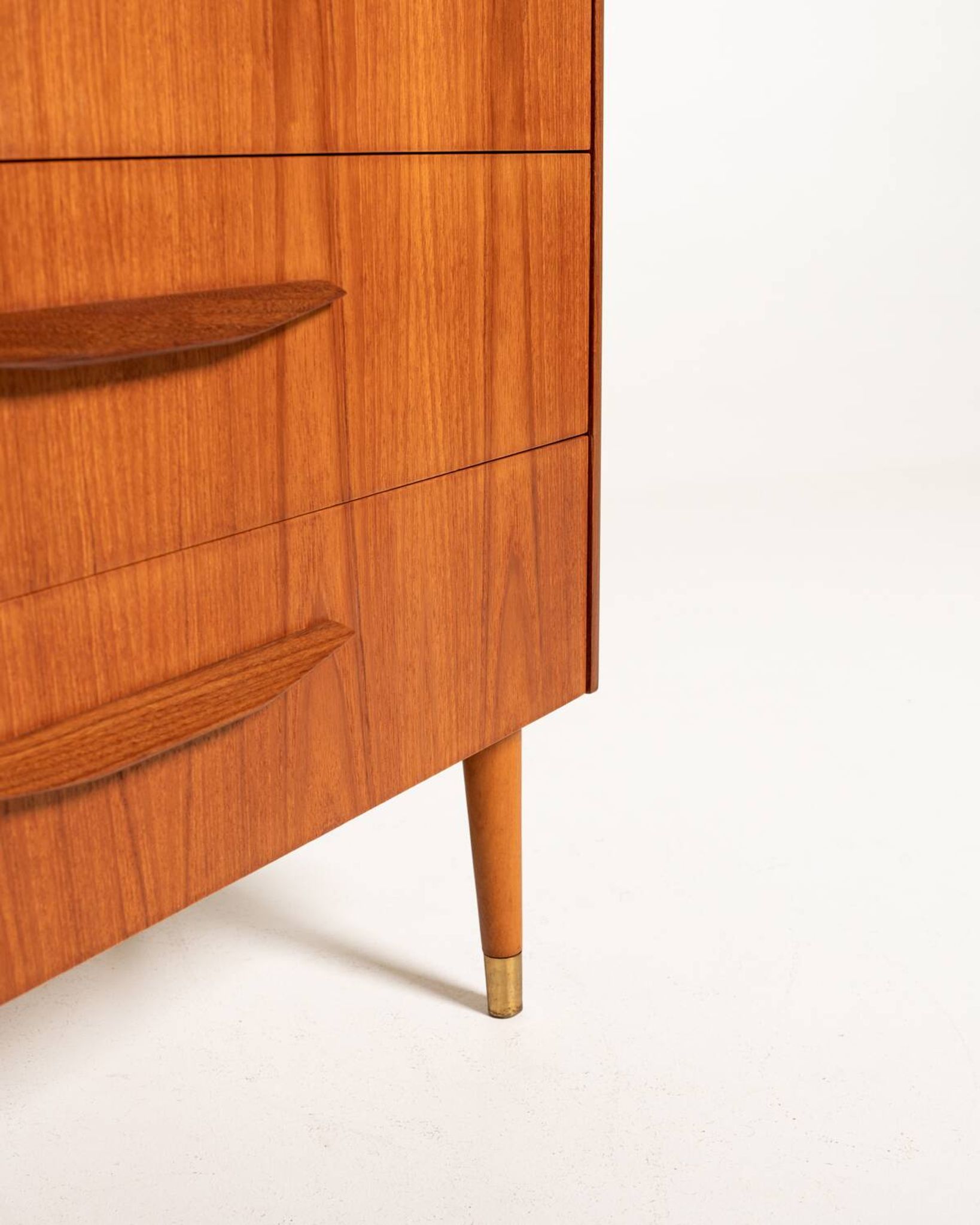 Commode en teck avec ferrules en laiton