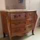 Commode de style Louis XV en marqueterie – marbre beige – bronze doré