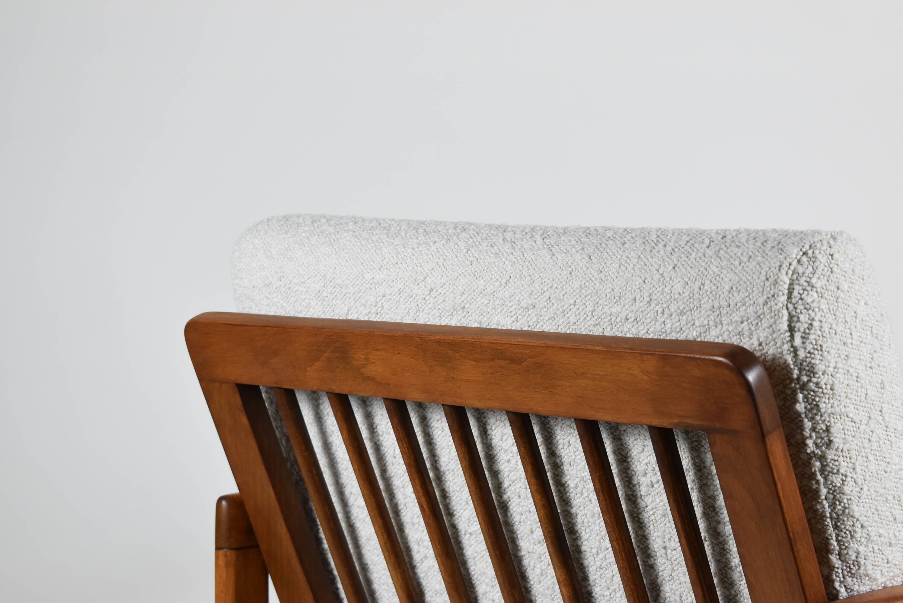 Fauteuil bouclé original Baczyk, restauré, blanc, teck