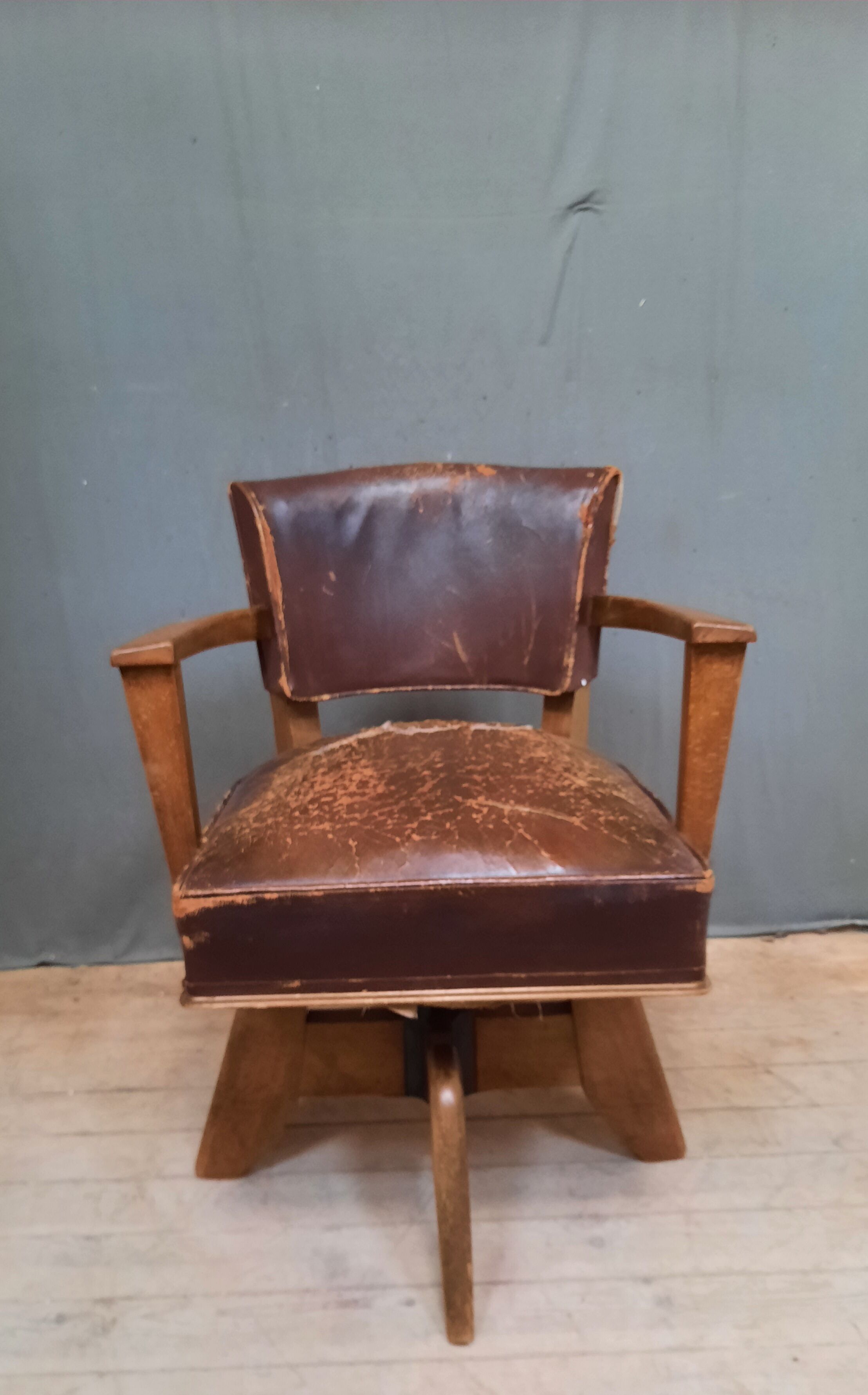 Vintage rotating burreau armchair