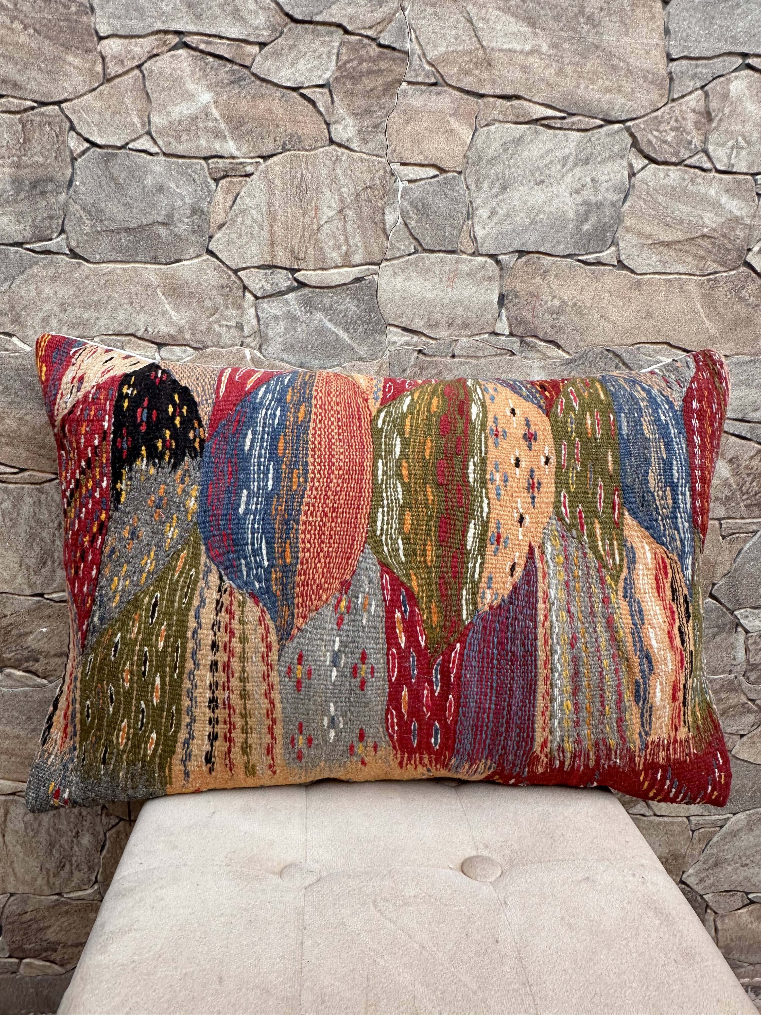 Magnifique coussin Kilim berbère vintage du Maroc