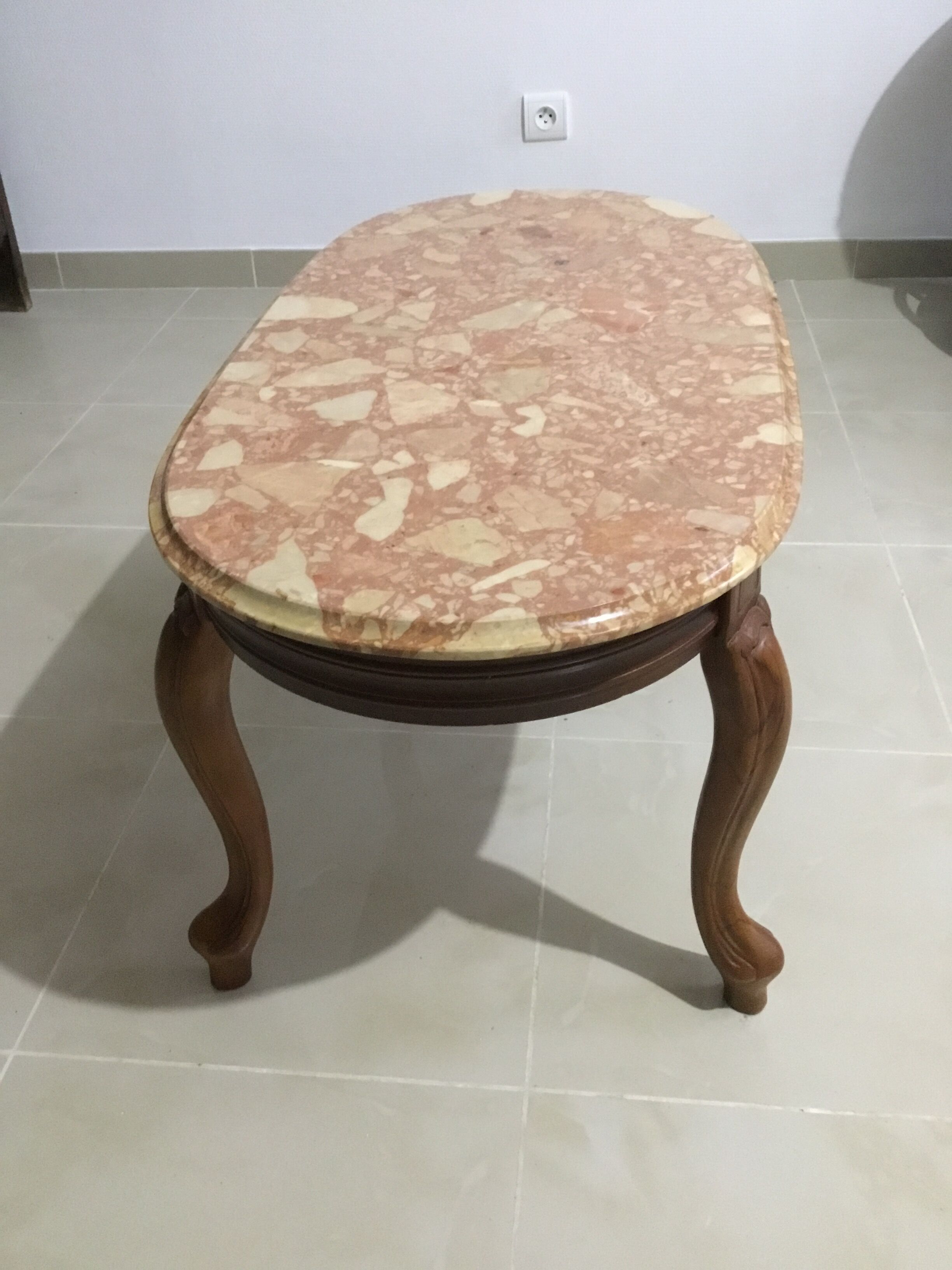 Table basse avec plateau en marbre