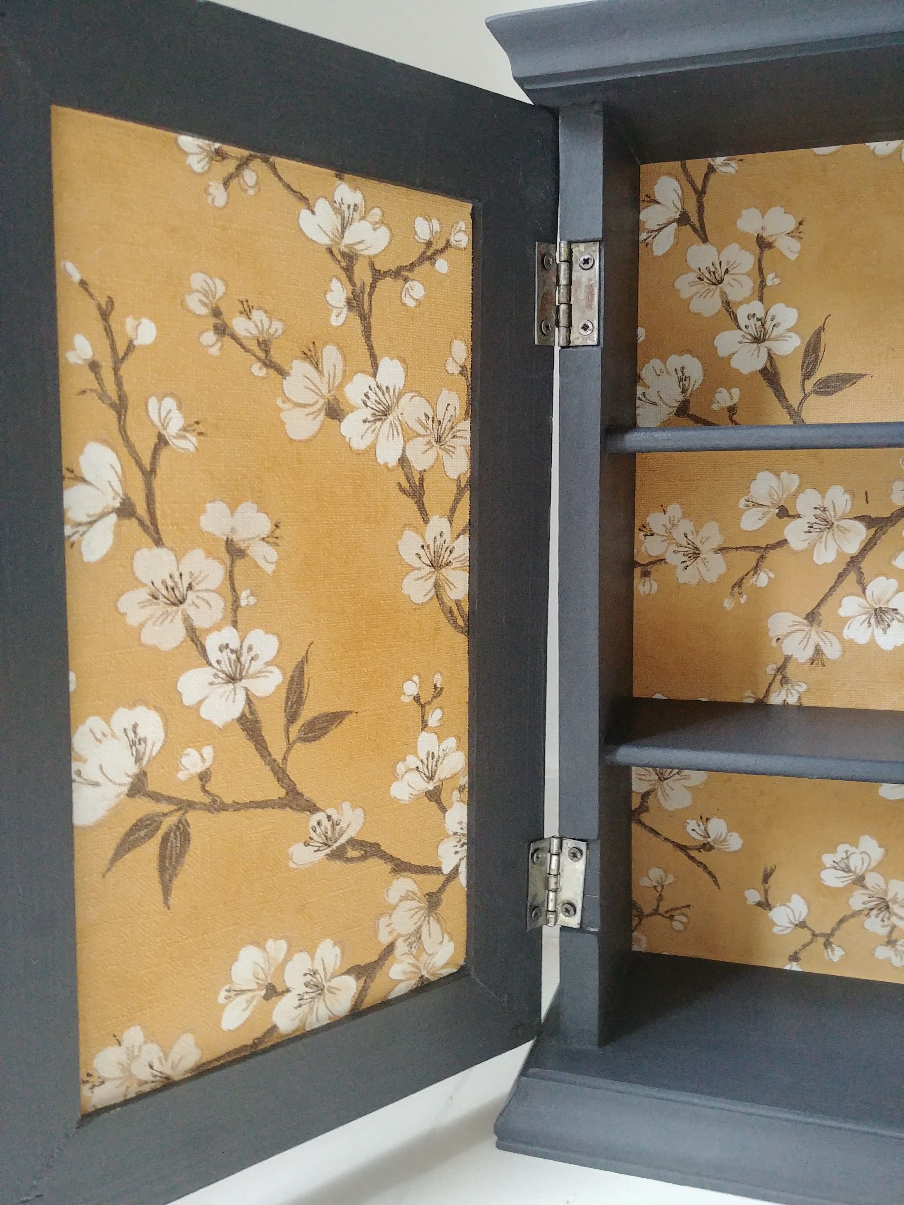 Wall cabinet