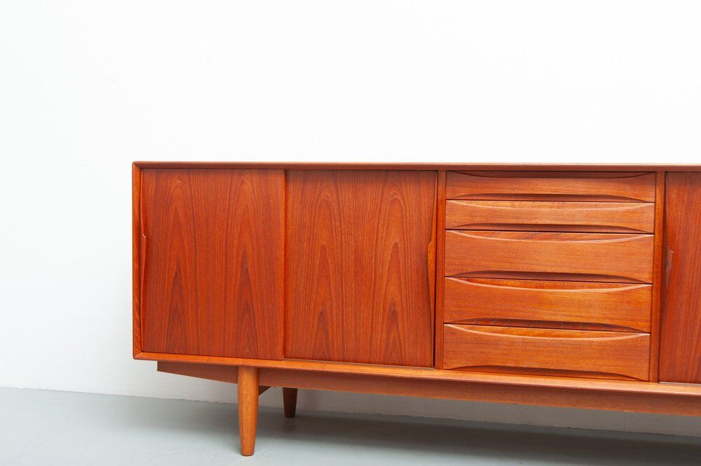 Grand buffet en teck par Dyrlund, années 1960.