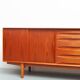 Grand buffet en teck par Dyrlund, années 1960.