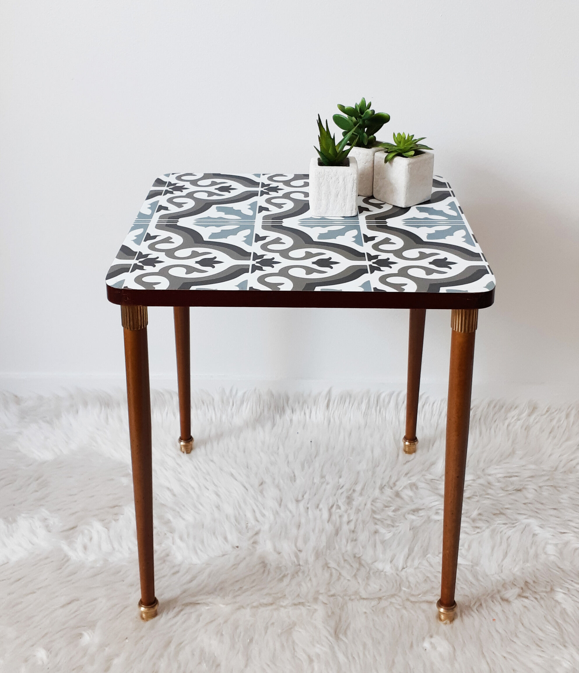 Vintage side table, plant door