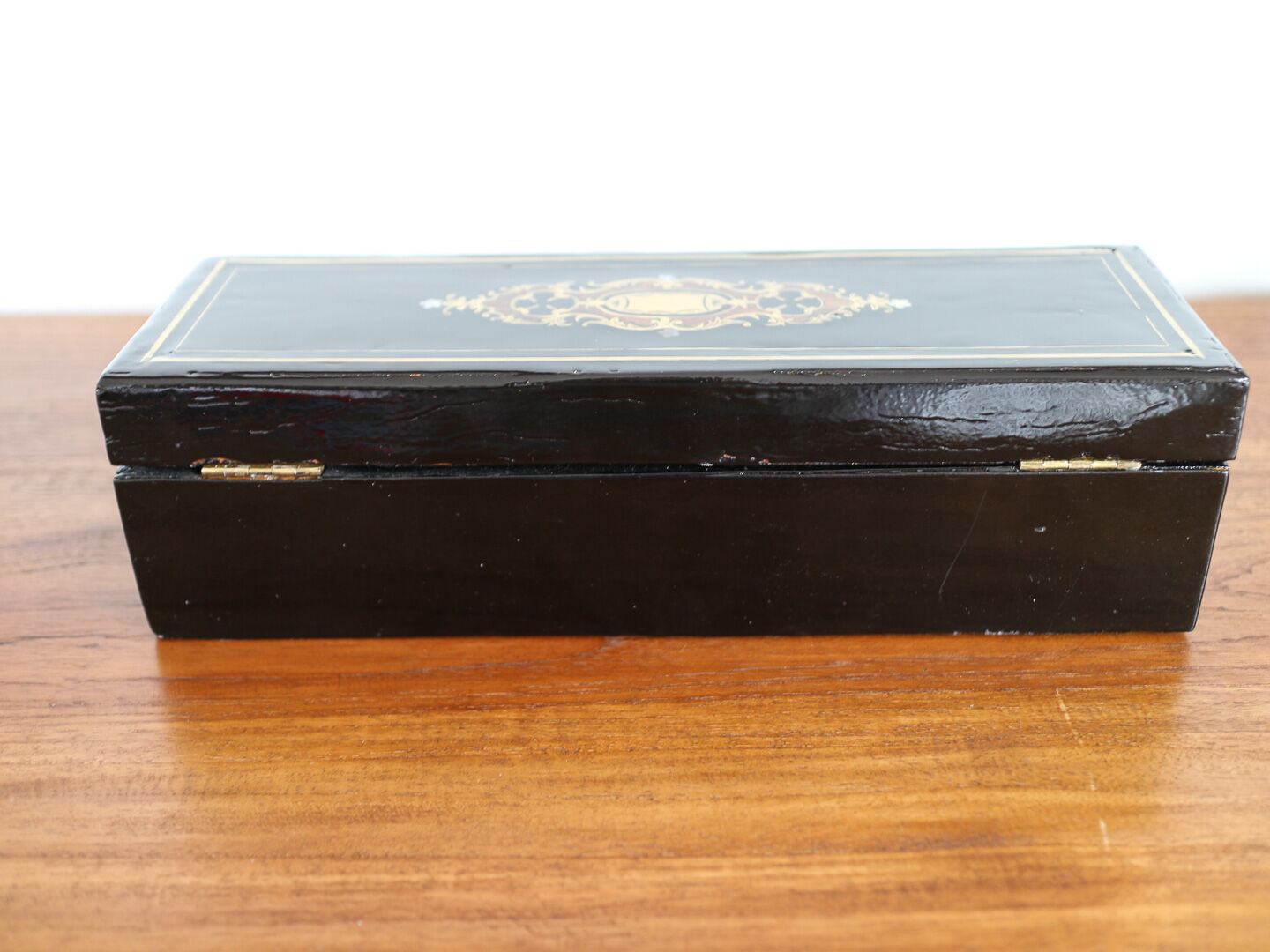 Glove box in ball marquetry