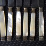 Set de 8 couteaux manche en nacre monogrammés XIXème