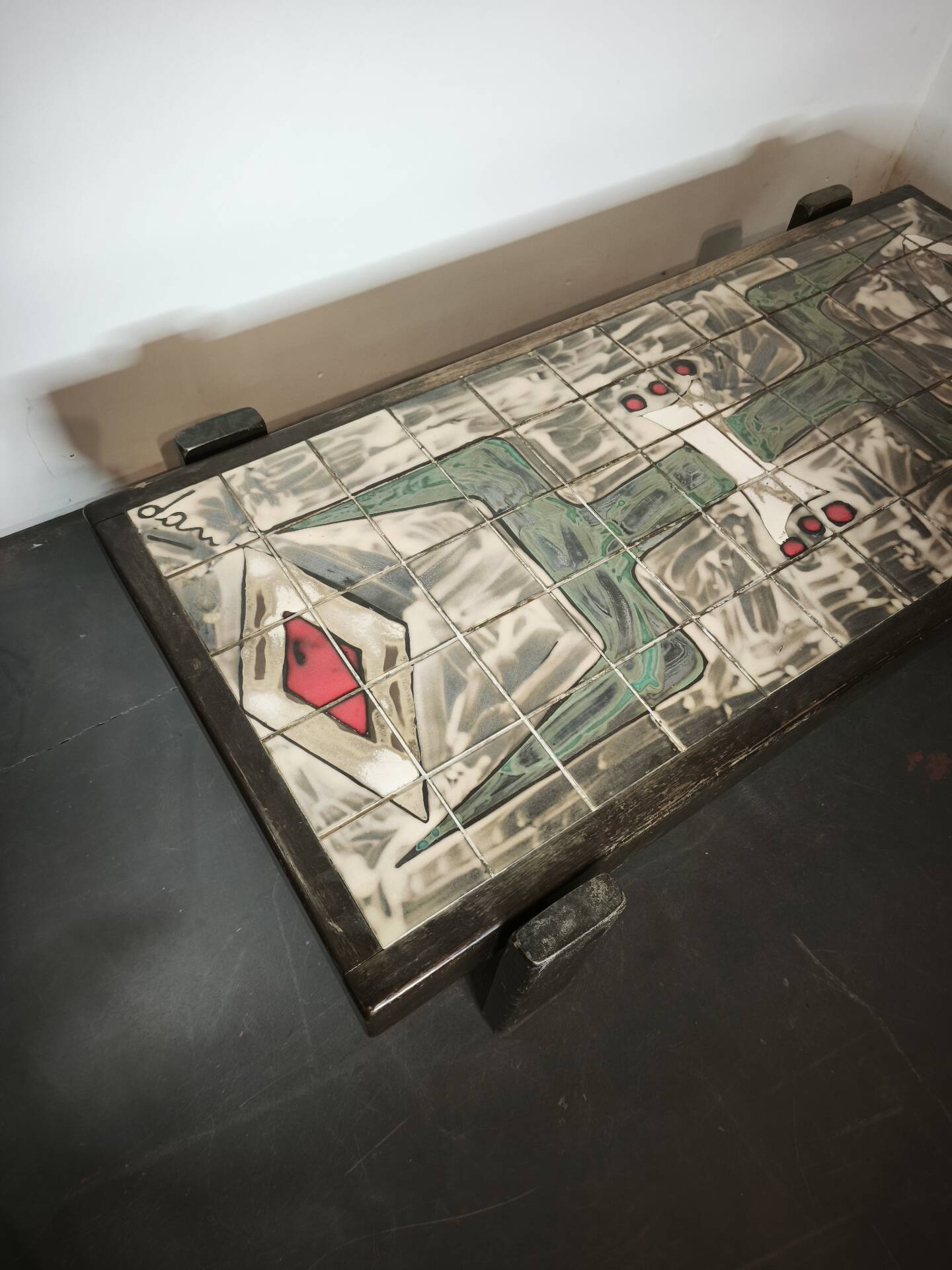 Table basse en céramique, signée Dan