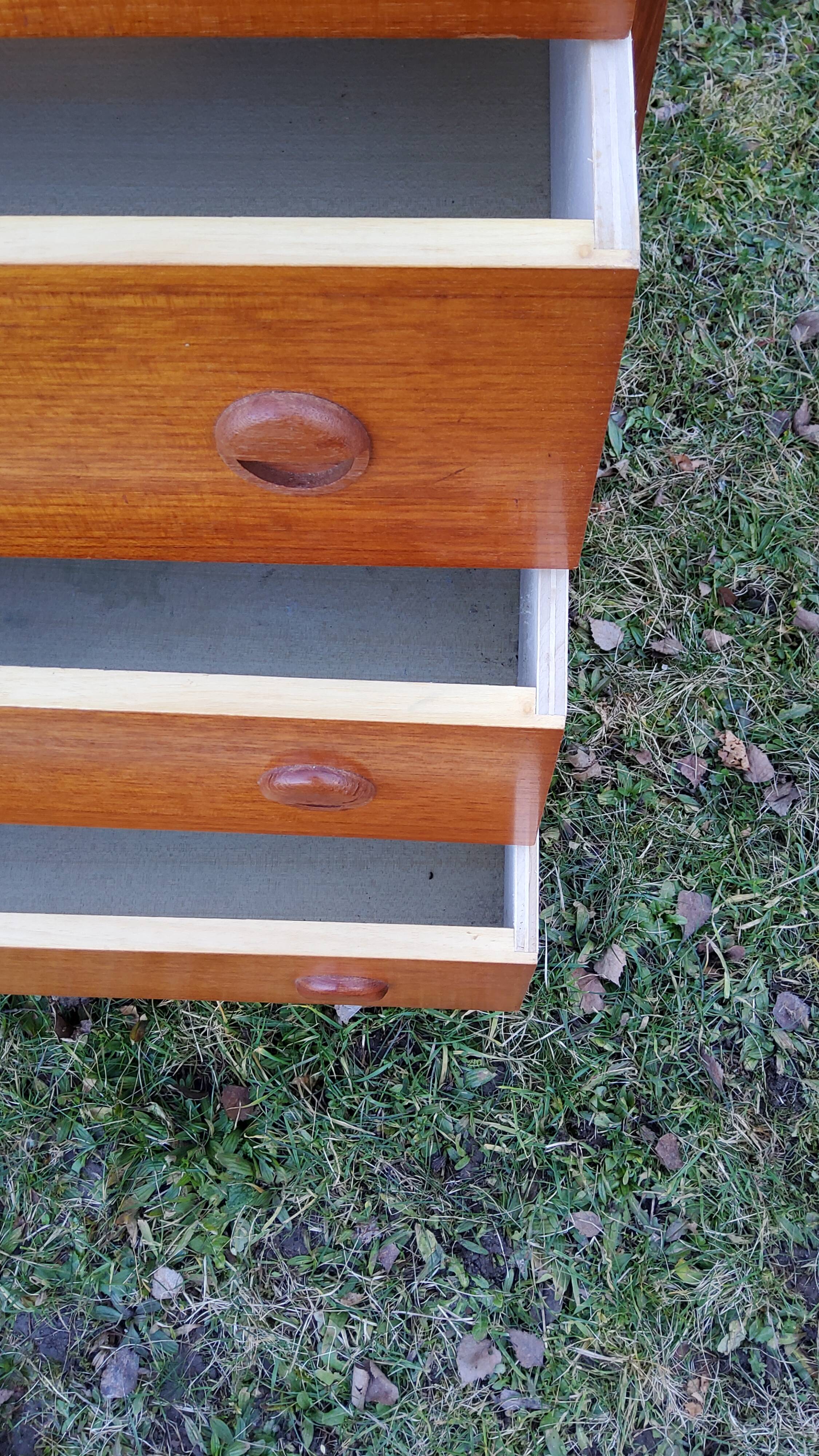 Scandinavian style teak chest of drawers from the 70s 4 drawers