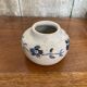 Ancien Vase Boule Céramique Blanche Décor Ciselé Fleurs Bleues Vintage