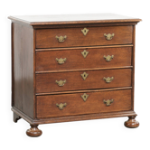 Commode en chêne anglais du 17ème siècle avec des pieds en boule.