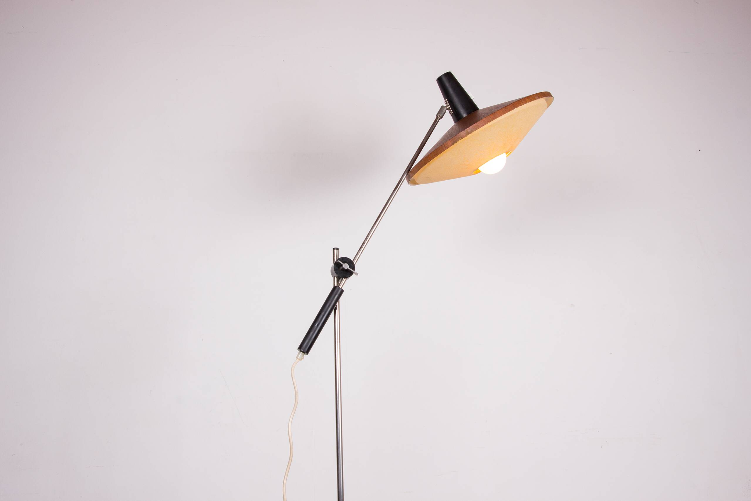 Large tilting floor lamp in steel and teak by Georges Frydman 1960.