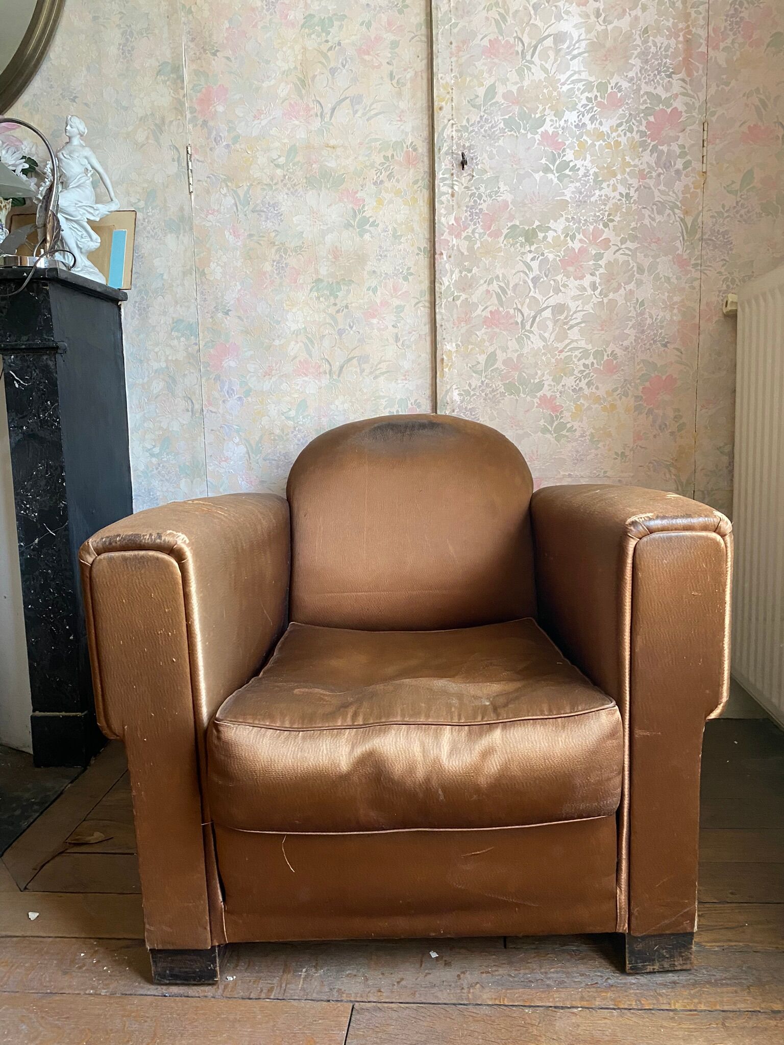 Vintage club armchair in brown fabrics to restore