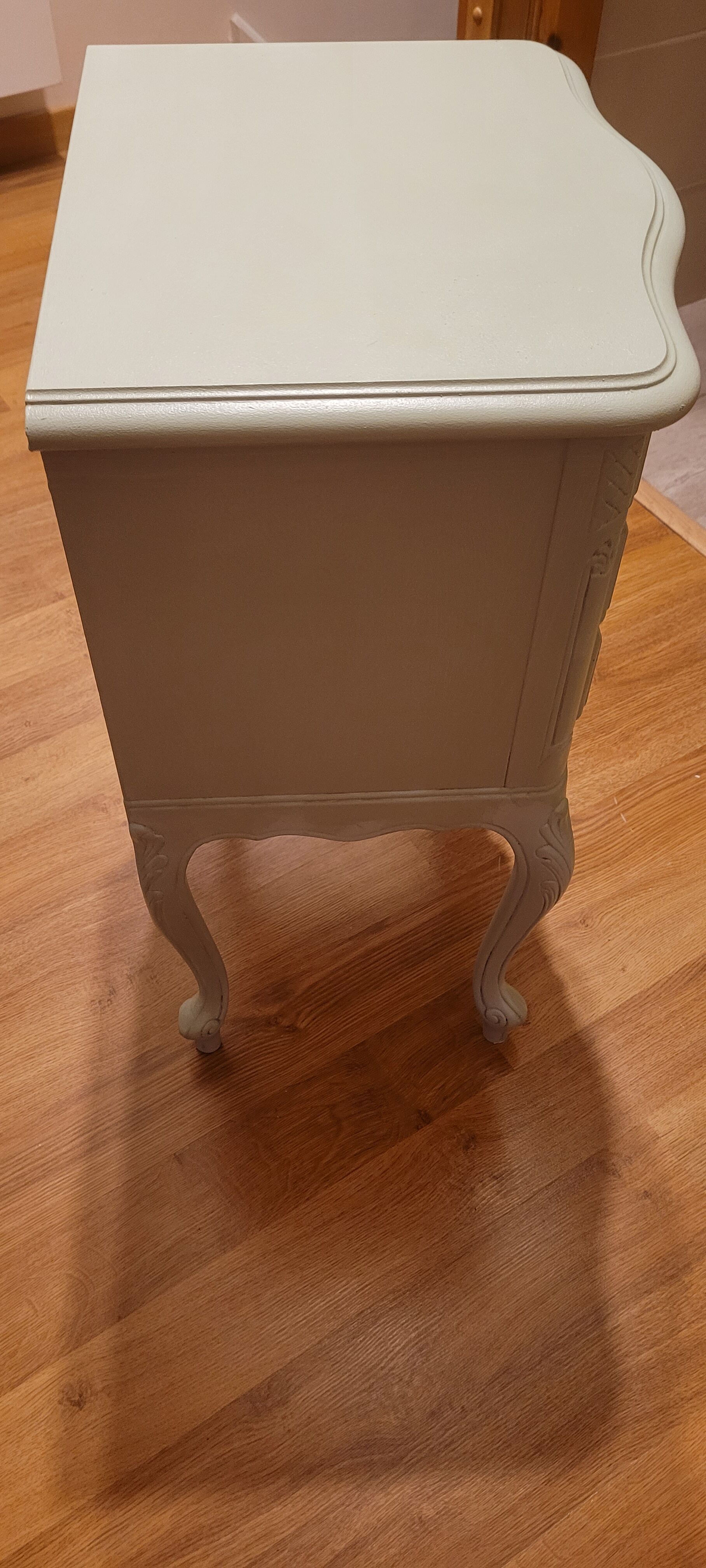 2 bedside tables