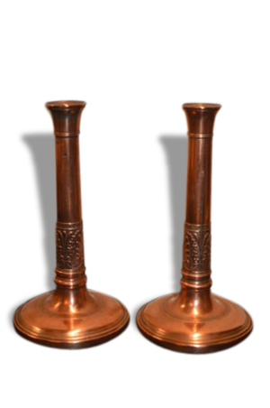 Bougeoirs en cuivre repoussé