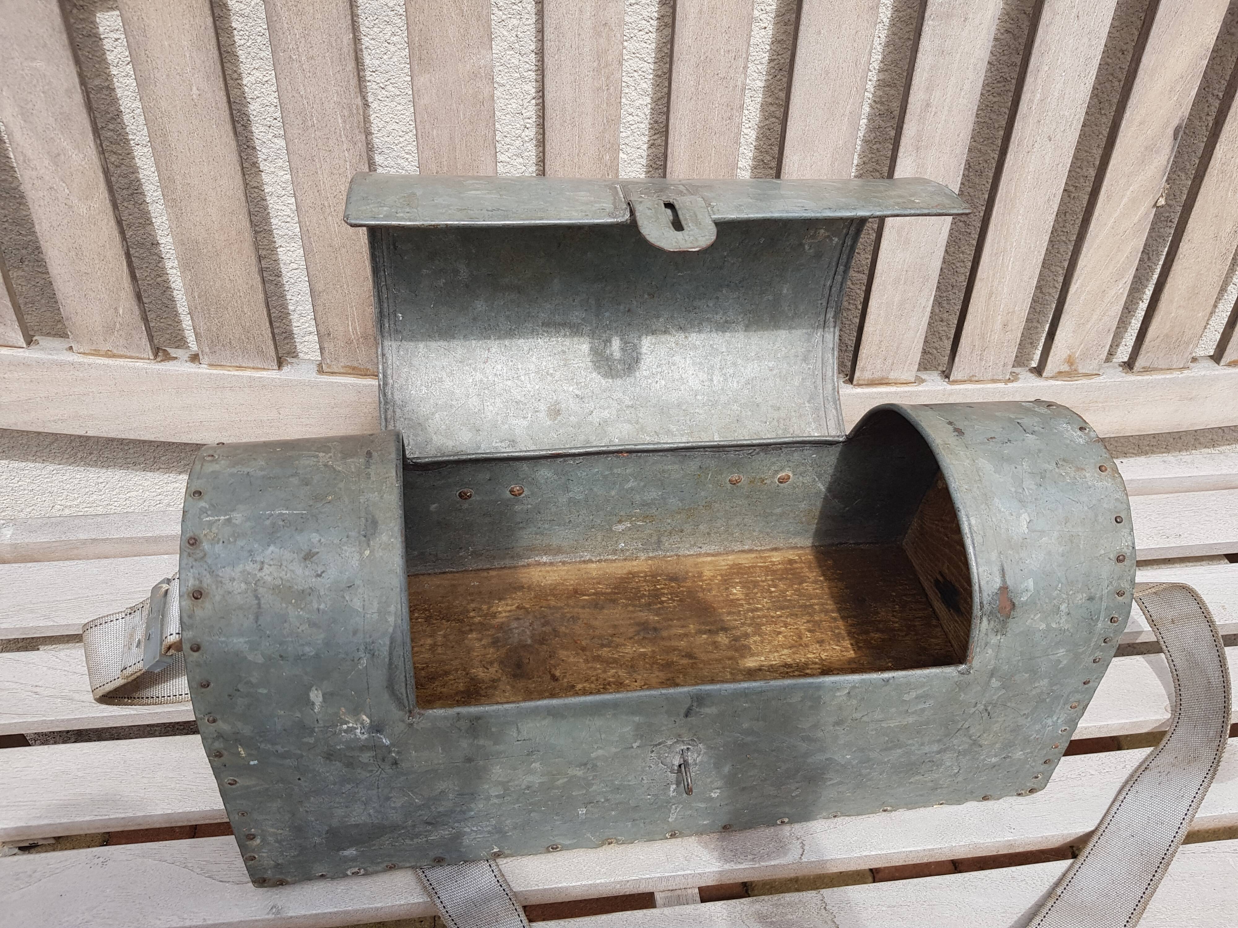 Caisse d'ouvrier ancienne zinc