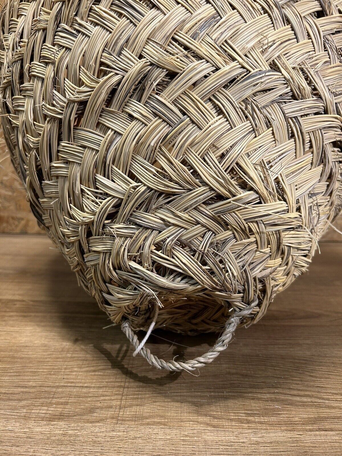 Abat-jour Rond En Paille Bleu Pâle – Peint à La Bombe, Déco Originale