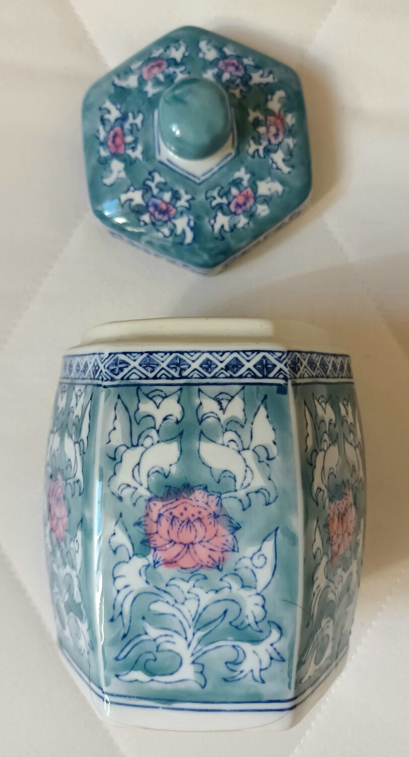 Chinese blue flowered ginger pot