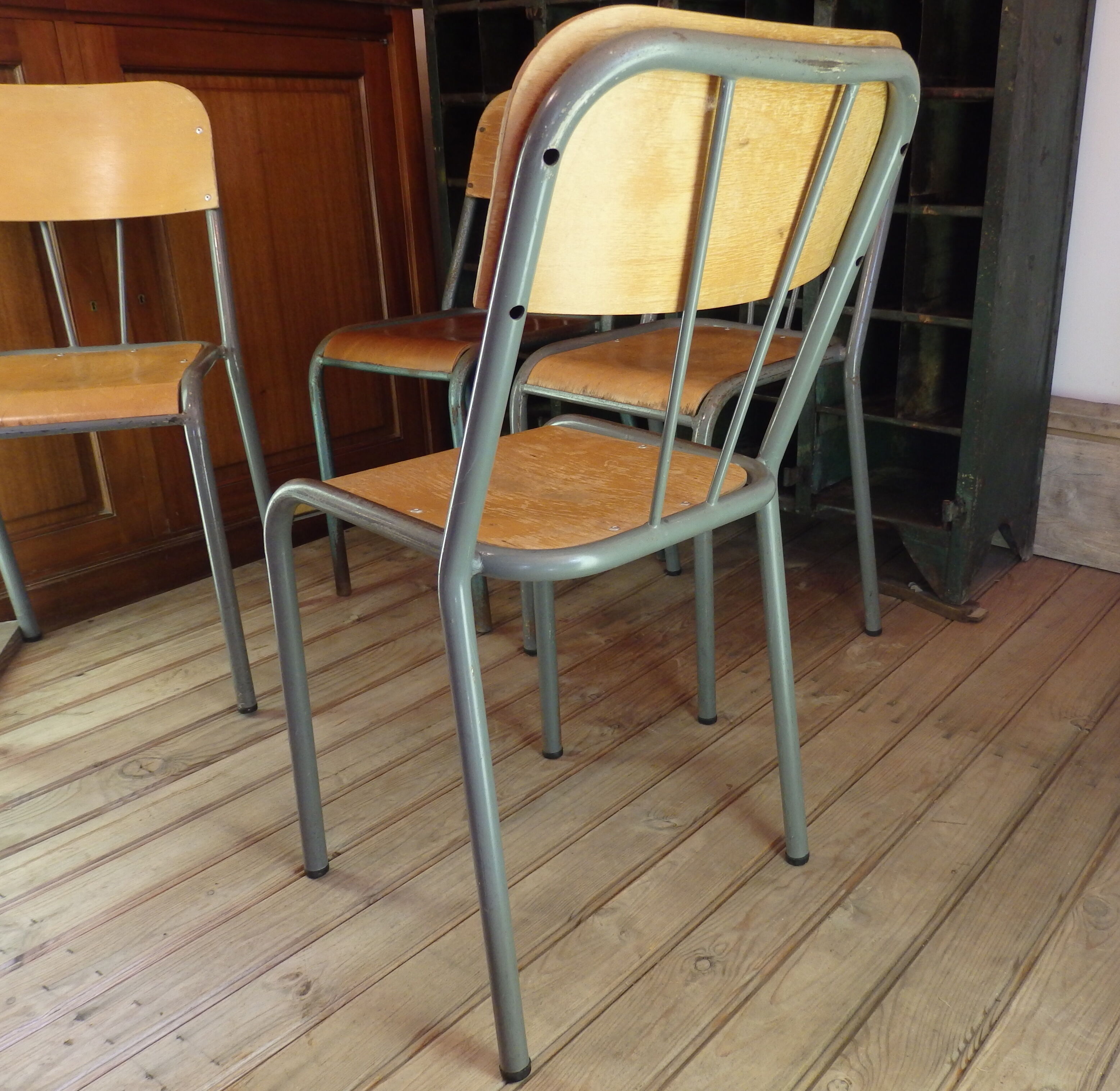 Set of 4 chairs of schoolboy