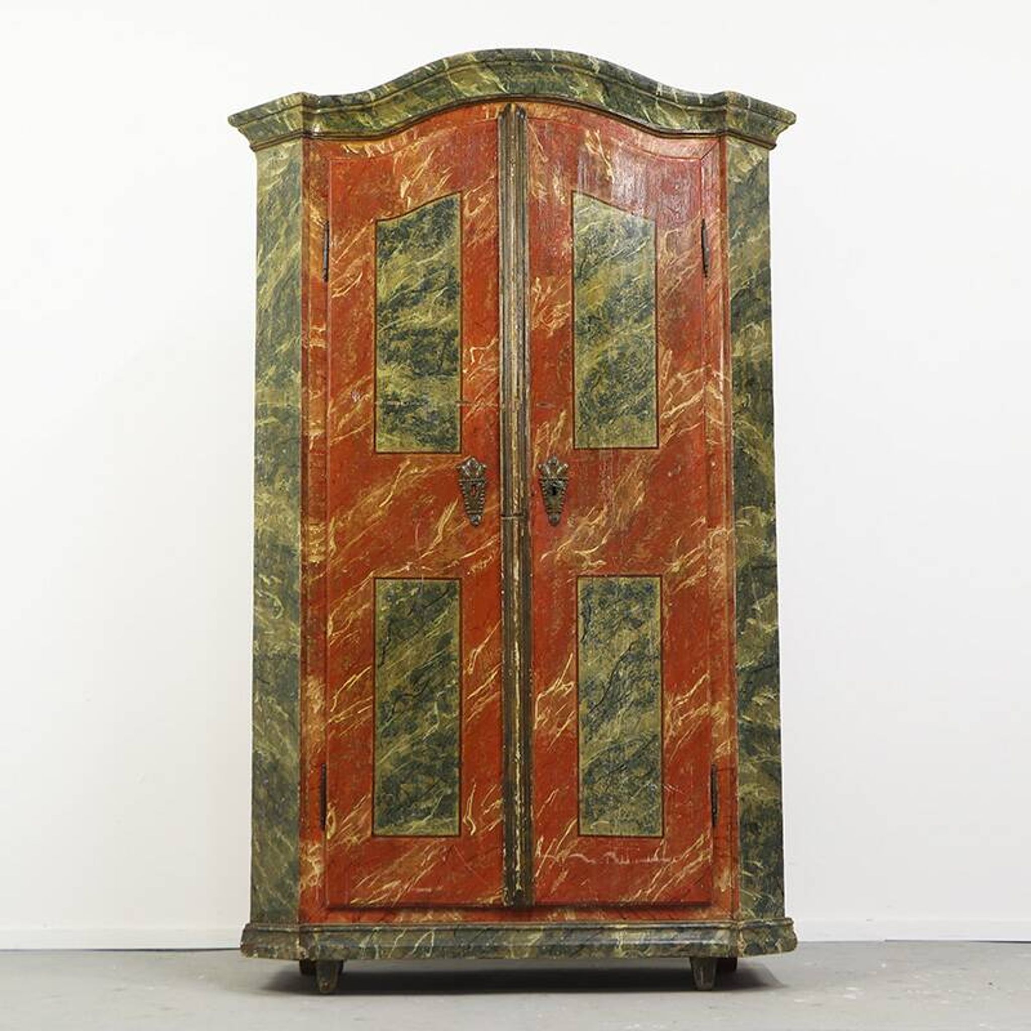 Cabinet d'art populaire en marbre peint