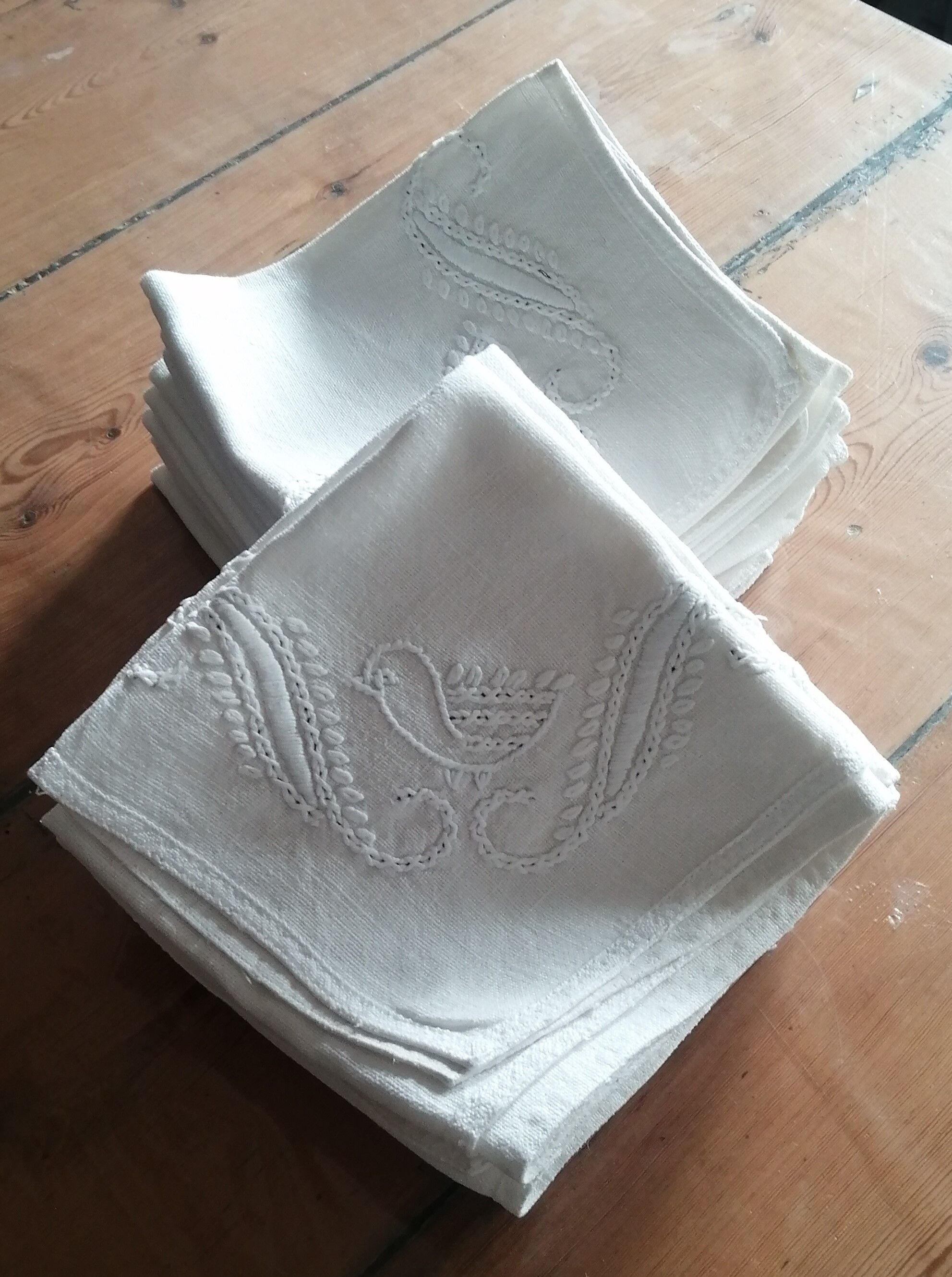 Lot 16 antique napkins embroidered with "bird" motif